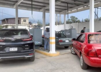 Pese a que las autoridades lo niegan, ciudadanos reprocharon que los vehículos de funcionarios reciben trato preferente.
