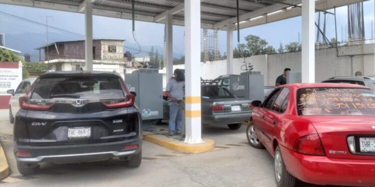 Pese a que las autoridades lo niegan, ciudadanos reprocharon que los vehículos de funcionarios reciben trato preferente.