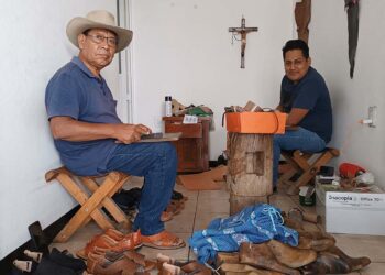 Fotos: Lisbeth Mejía Reyes // Alejandro Cisneros y su hijo Sahian Cisneros son dos artesanos que a través de los huaraches mantienen una tradición de más de un siglo.