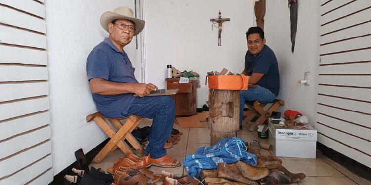 Fotos: Lisbeth Mejía Reyes // Alejandro Cisneros y su hijo Sahian Cisneros son dos artesanos que a través de los huaraches mantienen una tradición de más de un siglo.
