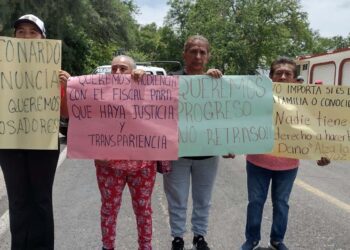Fotos: IGAVEC // Bloquearon la carretera y mostraron carteles en contra del edil.