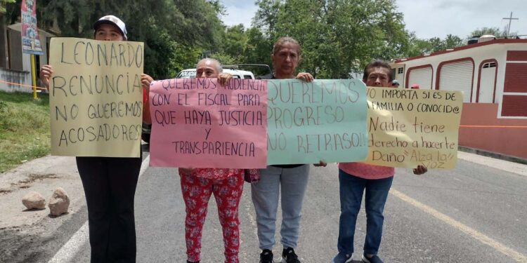 Fotos: IGAVEC // Bloquearon la carretera y mostraron carteles en contra del edil.