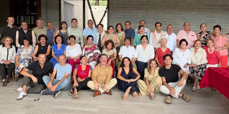 Todos los primos y primas se reunieron para celebrar los 90 años de la muy querida Chela Castro.