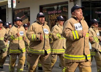 Corrieron dos kilómetros y medio. Los bomberos fueron arropados por atletas en su carrera.