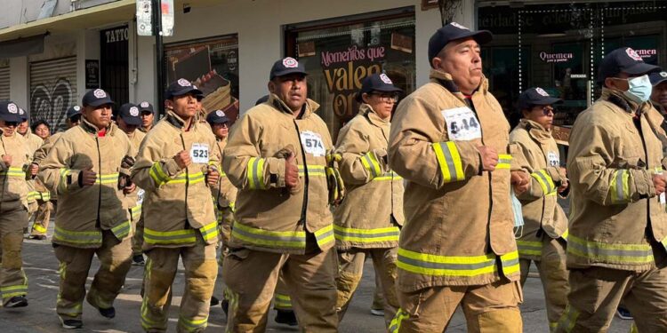 Corrieron dos kilómetros y medio. Los bomberos fueron arropados por atletas en su carrera.