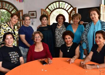 Fotos: Rubén Morales // Dora Luz Moreno, Conchita Covarrubias, Pilar Moreno de Echaide, Tatis Fernández, Graciela Acevedo, Chela Gama, Lupita Lucero, Flor de María Pérez, Irma Castro de Ogarrio y Ofelia Acevedo.
