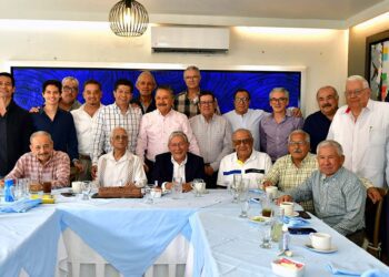 Foto: Rubén Morales // Don Julio Calvo Montesinos rodeado de sus grandes amigos durante la celebración de su cumpleaños.
