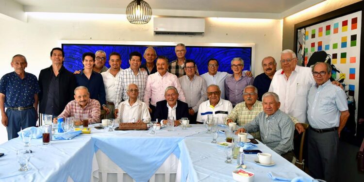 Foto: Rubén Morales // Don Julio Calvo Montesinos rodeado de sus grandes amigos durante la celebración de su cumpleaños.