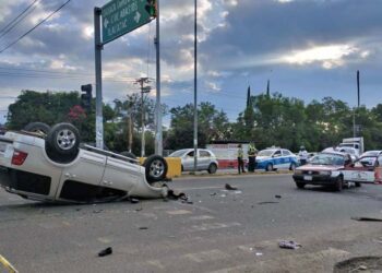 El conductor habría ignorado la luz roja del semáforo y se lo pasó, causando el accidente con el taxi.