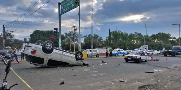 El conductor habría ignorado la luz roja del semáforo y se lo pasó, causando el accidente con el taxi.