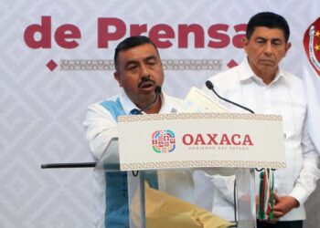 Foto: Adrián Gaytán // El edil de Yalálag, Eric Ignacio Fabián, dio a conocer los acuerdos determinados en la asamblea comunitaria a raíz del plagio del diseño de sus huaraches.