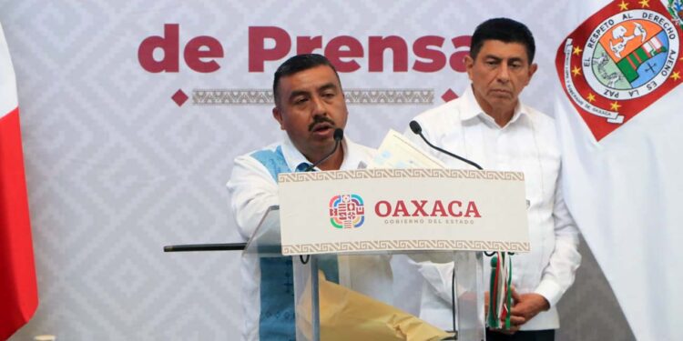 Foto: Adrián Gaytán // El edil de Yalálag, Eric Ignacio Fabián, dio a conocer los acuerdos determinados en la asamblea comunitaria a raíz del plagio del diseño de sus huaraches.
