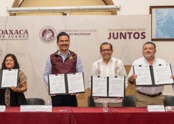 Foto: cortesía // El gerente nacional de Abasto de Leche para el Bienestar, Víctor Hugo Pérez Rojas, y el presidente municipal de Oaxaca de Juárez, Raymundo Chagoya Villanueva, firman convenio de colaboración.
