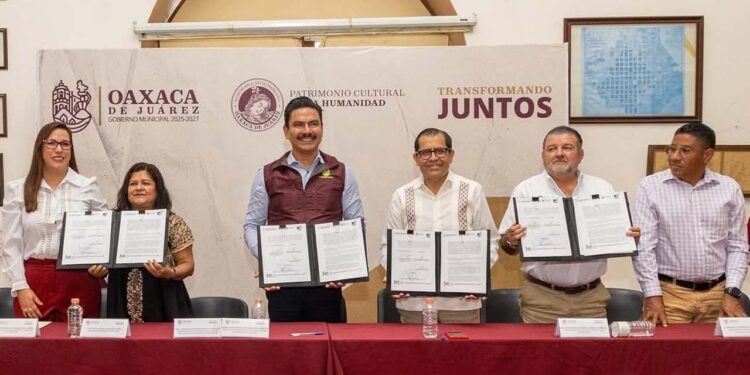 Foto: cortesía // El gerente nacional de Abasto de Leche para el Bienestar, Víctor Hugo Pérez Rojas, y el presidente municipal de Oaxaca de Juárez, Raymundo Chagoya Villanueva, firman convenio de colaboración.