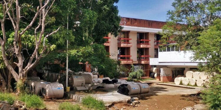 Fotos: Jesús Santiago López // El inmueble donde se ubicará el Centro de Servicios Vecinales del municipio de Oaxaca de Juárez, actualmente funciona como bodega de tinacos.