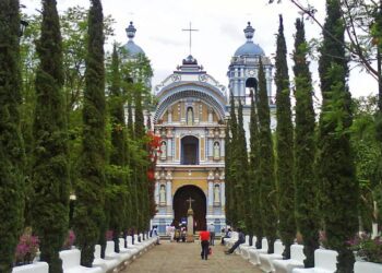 Entrada de la parroquia de Ocotlán de Morelos.