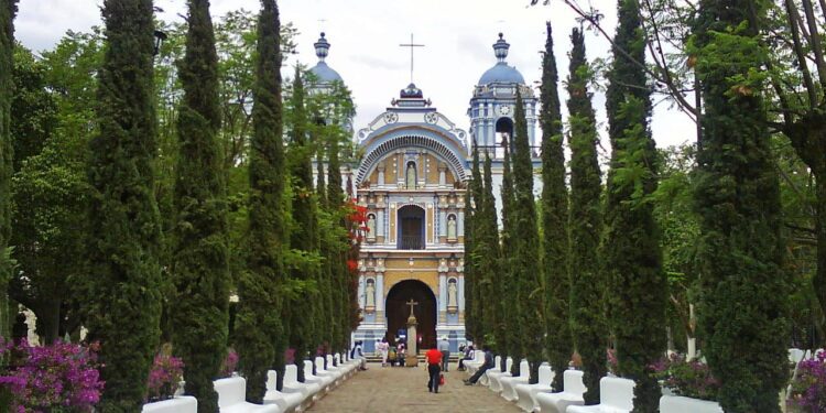 Entrada de la parroquia de Ocotlán de Morelos.