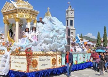 El carro de calenda de la familia García García recorrió con alegría las calles de Tlaxiaco.