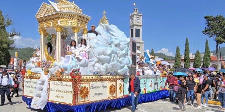 El carro de calenda de la familia García García recorrió con alegría las calles de Tlaxiaco.