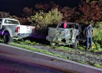 La camioneta Mitsubishi se precipitó aproximadamente 50 metros fuera de la carretera en una hondonada.