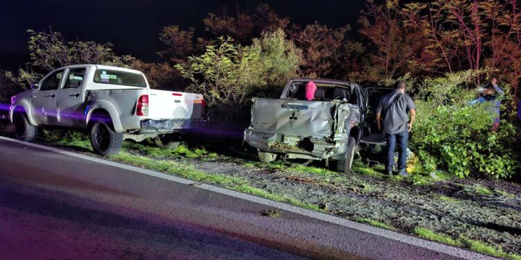 La camioneta Mitsubishi se precipitó aproximadamente 50 metros fuera de la carretera en una hondonada.