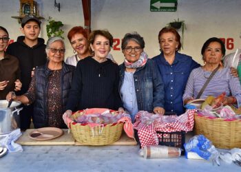 Fotos: Rubén Morales // El equipo de “angelitas” sirvió el desayuno el pasado 19 de julio, como cada día.
