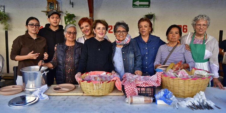 Fotos: Rubén Morales // El equipo de “angelitas” sirvió el desayuno el pasado 19 de julio, como cada día.