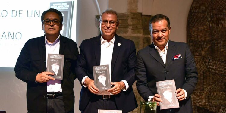 El escritor Jaime Rafael Palau Ranz presentó su obra acompañado de familiares, amigos y lectores.