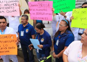 Foto: Adrián Gaytán // El jueves 31 de julio trabajadores de los SSO protestaron a las afueras del Hospital.
