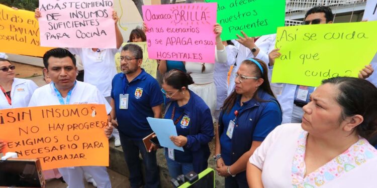 Foto: Adrián Gaytán // El jueves 31 de julio trabajadores de los SSO protestaron a las afueras del Hospital.