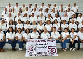 Fotos: Rubén Morales // Exalumnos de la Generación 1972-1975 de la ETI 14 durante la ceremonia conmemorativa de su 50 aniversario.