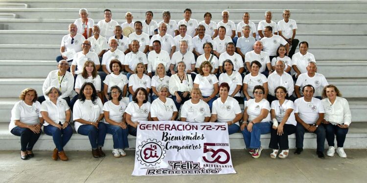 Fotos: Rubén Morales // Exalumnos de la Generación 1972-1975 de la ETI 14 durante la ceremonia conmemorativa de su 50 aniversario.