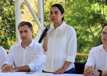 Karen González, directora legal de Adidas México, habló para ofrecer unas palabras de disculpa.