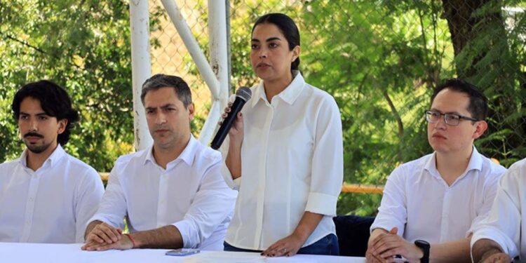 Karen González, directora legal de Adidas México, habló para ofrecer unas palabras de disculpa.
