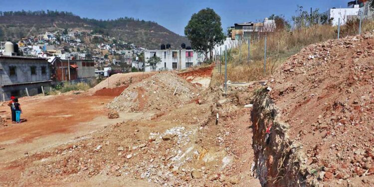 Foto: Adrián Gaytán // La mancha urbana ha devorado la zona de reserva ecológica del Cerro del Crestón.