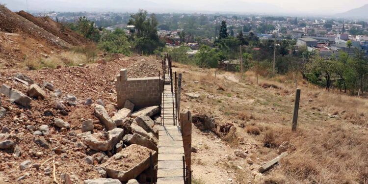 Foto: Adrián Gaytán // Las obras de construcción siguen adelante en la zona de reserva ecológica del Crestón.