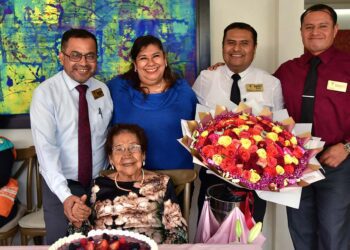 Fotos: Rubén Morales // Le entonaron las ‘Mañanitas’ y degustaron de un rico pastel.