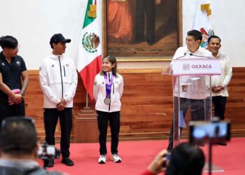La atleta huajuapeña Mariel Salazar Tapia porta con orgullo la medalla de plata obtenida en los Juegos Panamericanos Junior Asunción 2025.
