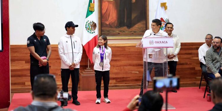 La atleta huajuapeña Mariel Salazar Tapia porta con orgullo la medalla de plata obtenida en los Juegos Panamericanos Junior Asunción 2025.