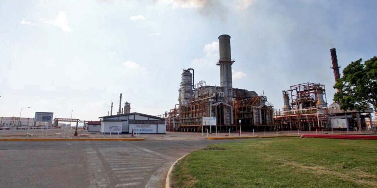 La refinería Antonio Dovalí Jaime fue inaugurada el 4 de agosto de 1979, por lo cual tiene ya 46 años en operación.