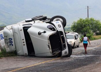 Fotos: Jorge Luis Plata // La unidad de motor volcó sobre la carretera 190.
