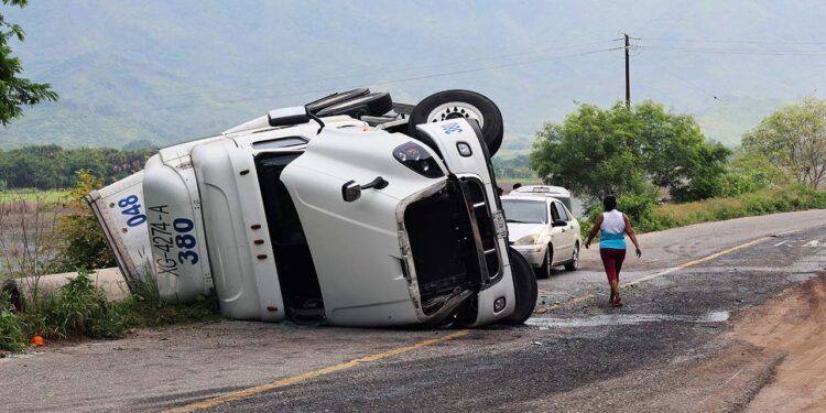Fotos: Jorge Luis Plata // La unidad de motor volcó sobre la carretera 190.