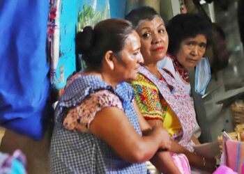Las mujeres dedican más tiempo al trabajo remunerado y no remunerado en el país.