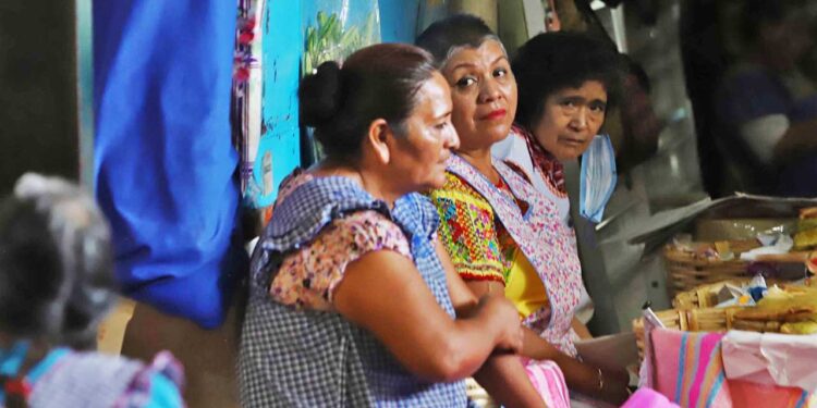 Las mujeres dedican más tiempo al trabajo remunerado y no remunerado en el país.