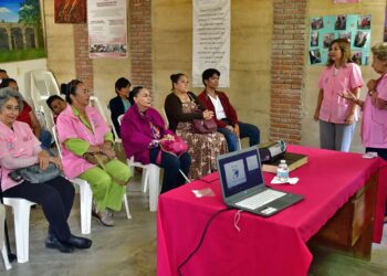 Fotos: Rubén Morales // Los asistentes recibieron trípticos y preservativos como parte de la campaña de concientización sobre el SIDA.