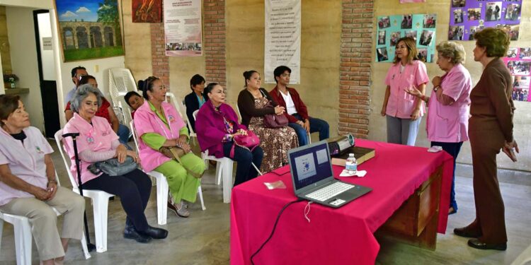 Fotos: Rubén Morales // Los asistentes recibieron trípticos y preservativos como parte de la campaña de concientización sobre el SIDA.