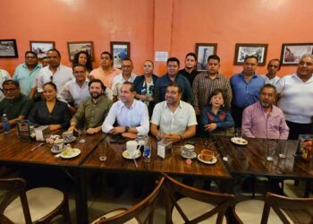 Los diputados Alejandro Avilés Álvarez y Raúl Bolaños Cacho Cué encabezaron en Huajuapan de León un encuentro con diversos sectores.