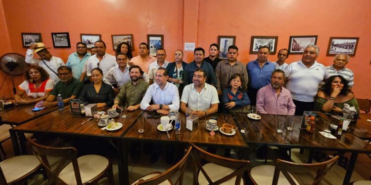 Los diputados Alejandro Avilés Álvarez y Raúl Bolaños Cacho Cué encabezaron en Huajuapan de León un encuentro con diversos sectores.