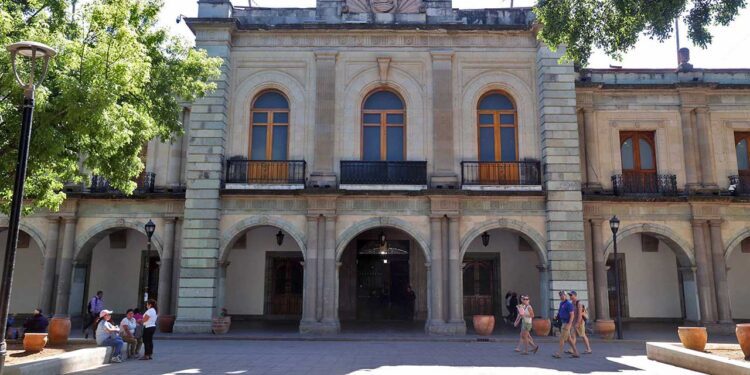 Los gobiernos estatales y municipales vieron caer los fondos enviados por la Federación.