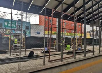 Fotos: Jesús Santiago // Los trabajadores se encuentran retirando placas de herrería de las estructuras.